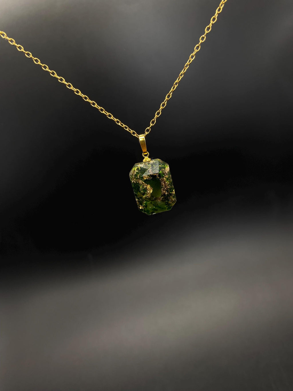 Smaragd Kettenanhänger | Edelstein Amulett mit Jade | Mit Metallen wie Blattgold und Bronzespänen | Orgonit Talisman | 20x15x5mm