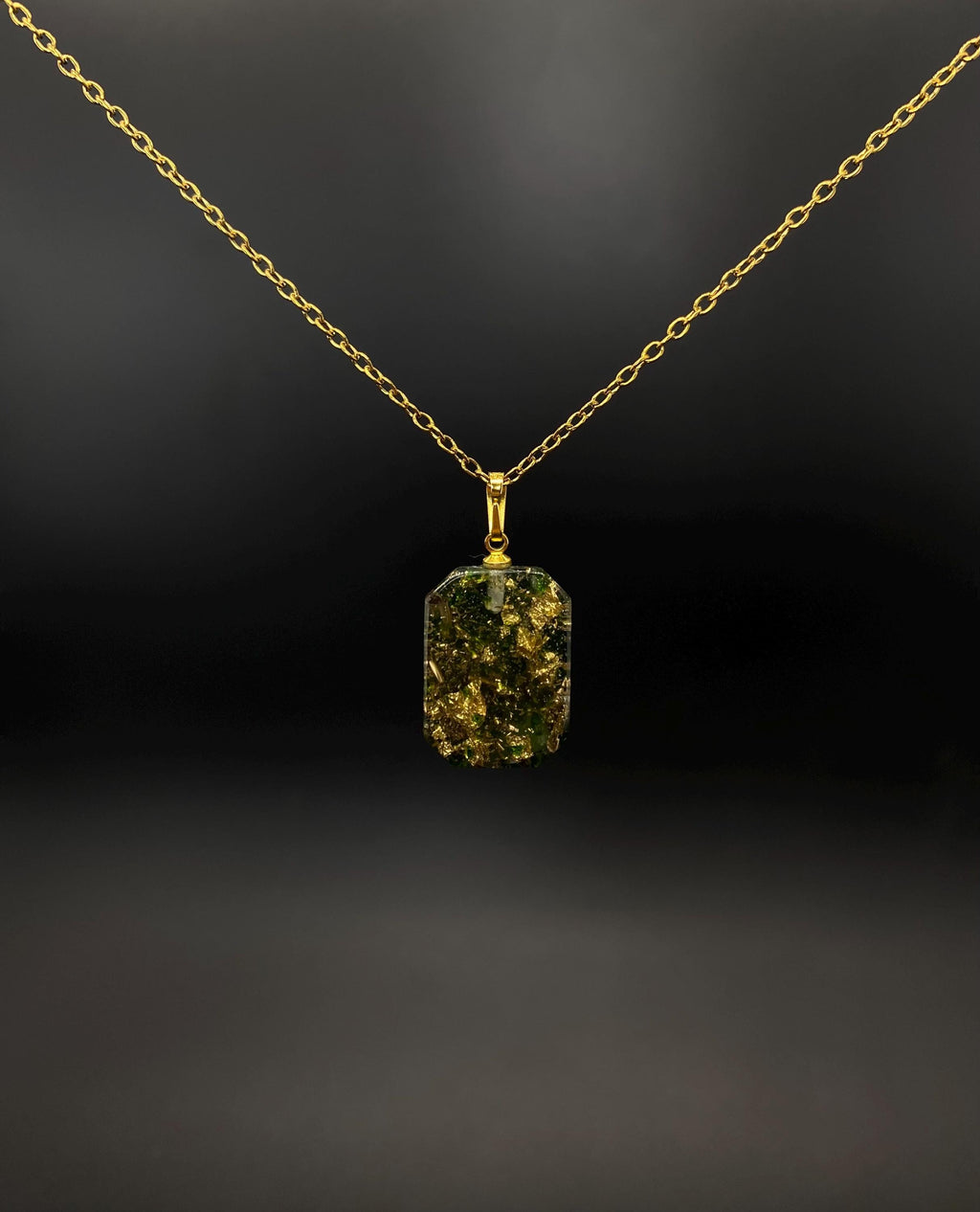 Smaragd Kettenanhänger | Edelstein Amulett mit Jade | Mit Metallen wie Blattgold und Bronzespänen | Orgonit Talisman | 20x15x5mm