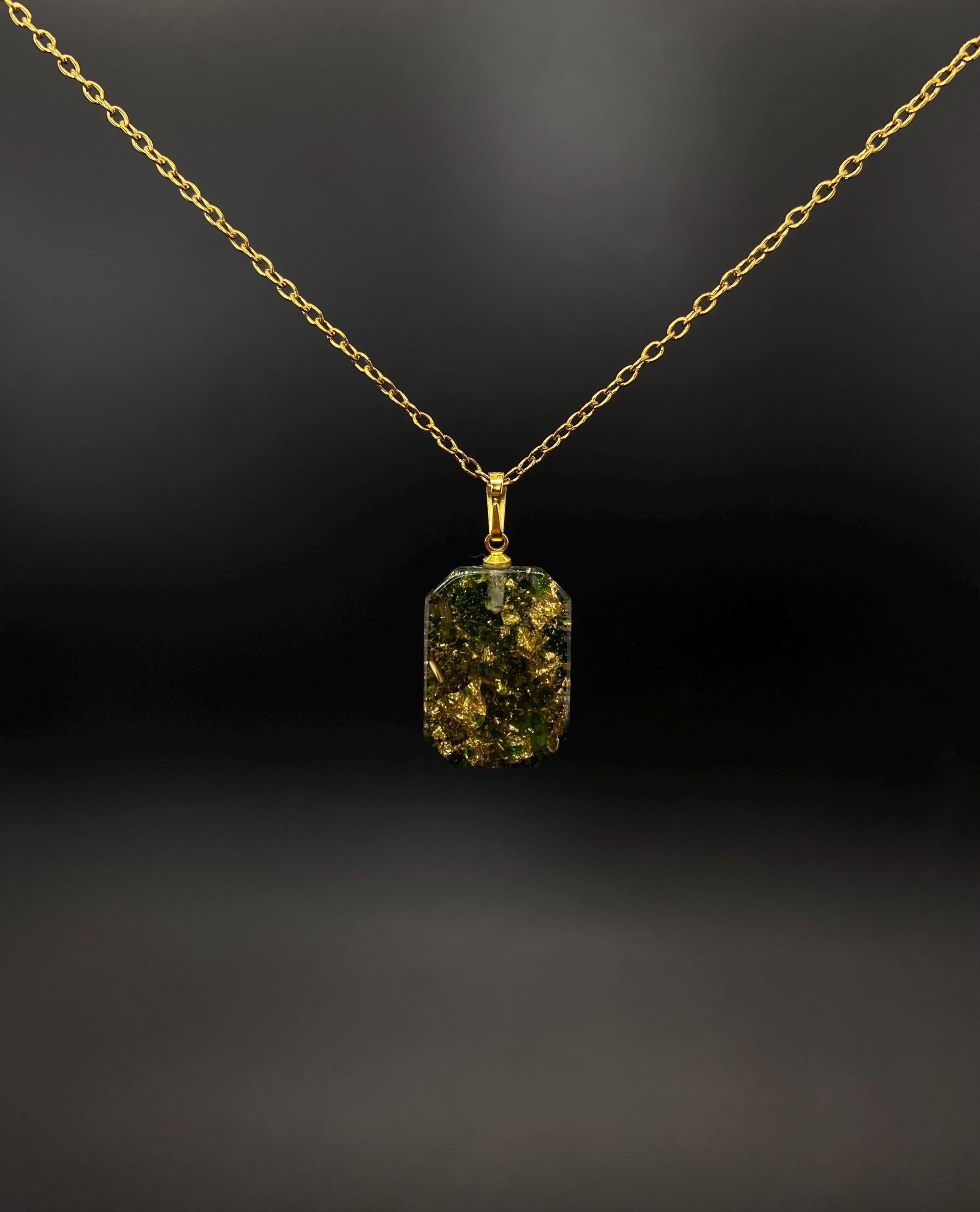 Smaragd Kettenanhänger | Edelstein Amulett mit Jade | Mit Metallen wie Blattgold und Bronzespänen | Orgonit Talisman | 20x15x5mm