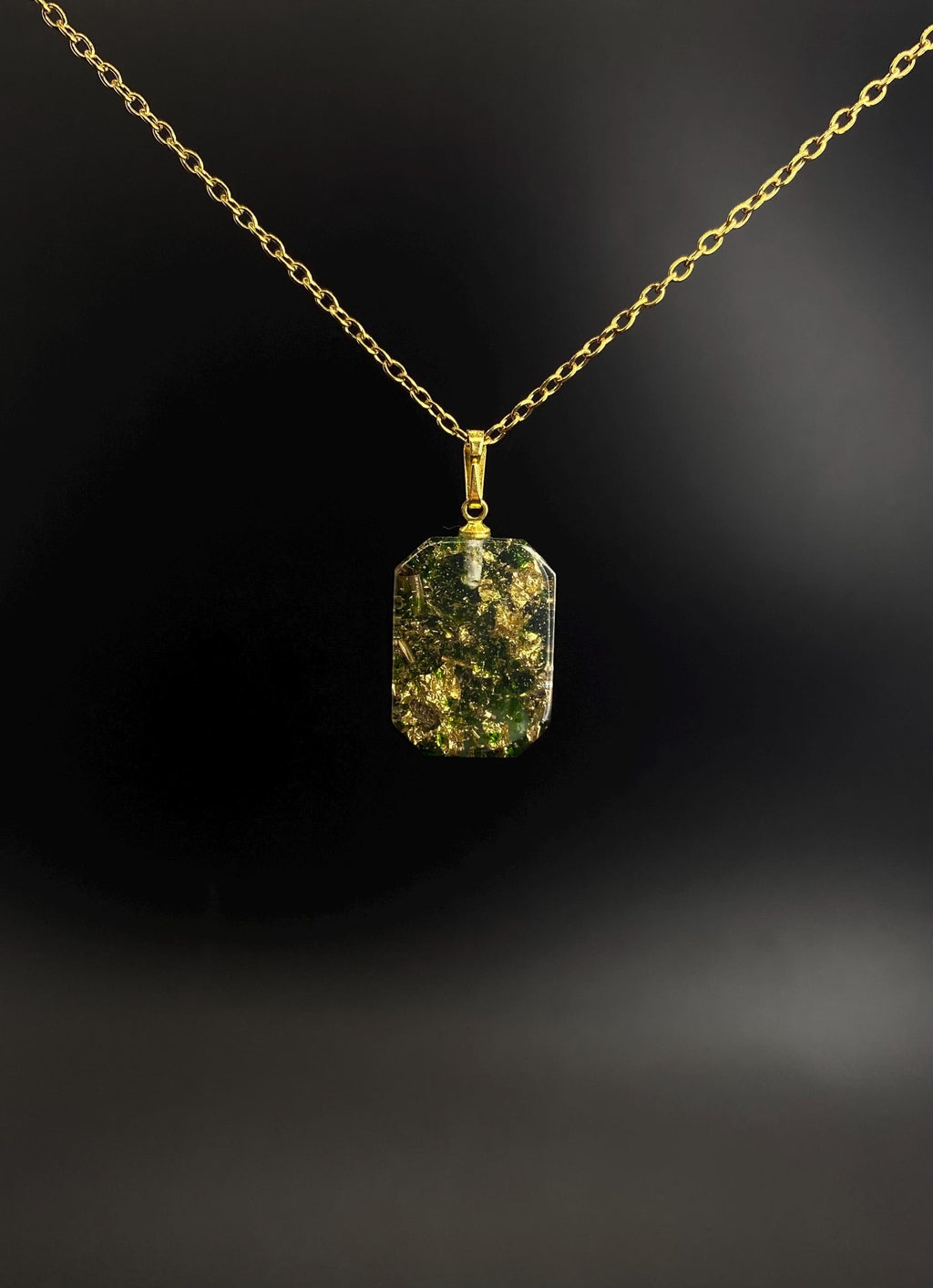 Smaragd Kettenanhänger | Edelstein Amulett mit Jade | Mit Metallen wie Blattgold und Bronzespänen | Orgonit Talisman | 20x15x5mm
