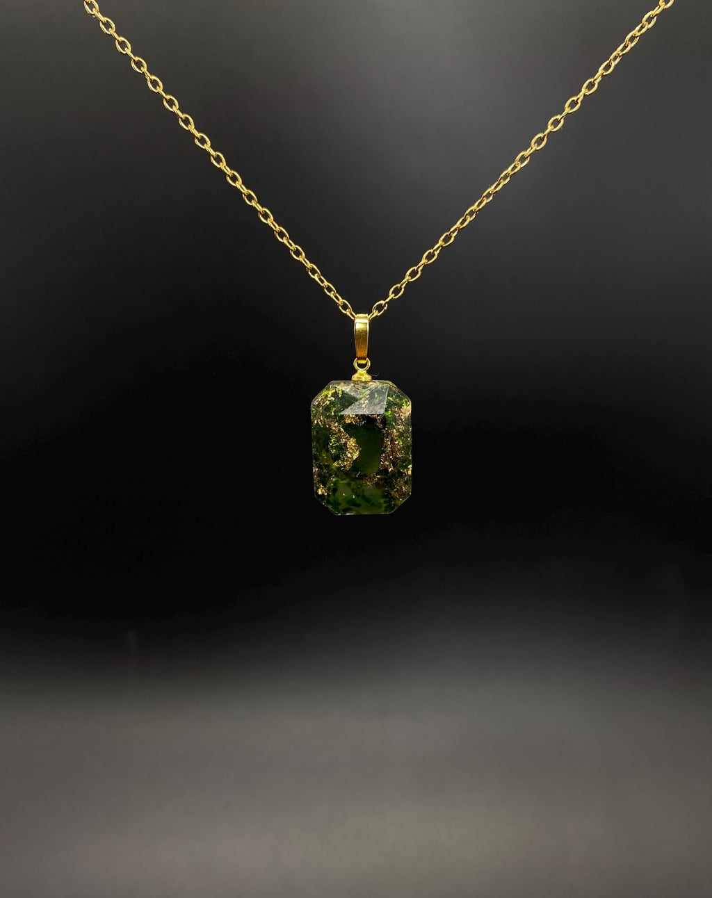 Smaragd Kettenanhänger | Edelstein Amulett mit Jade | Mit Metallen wie Blattgold und Bronzespänen | Orgonit Talisman | 20x15x5mm