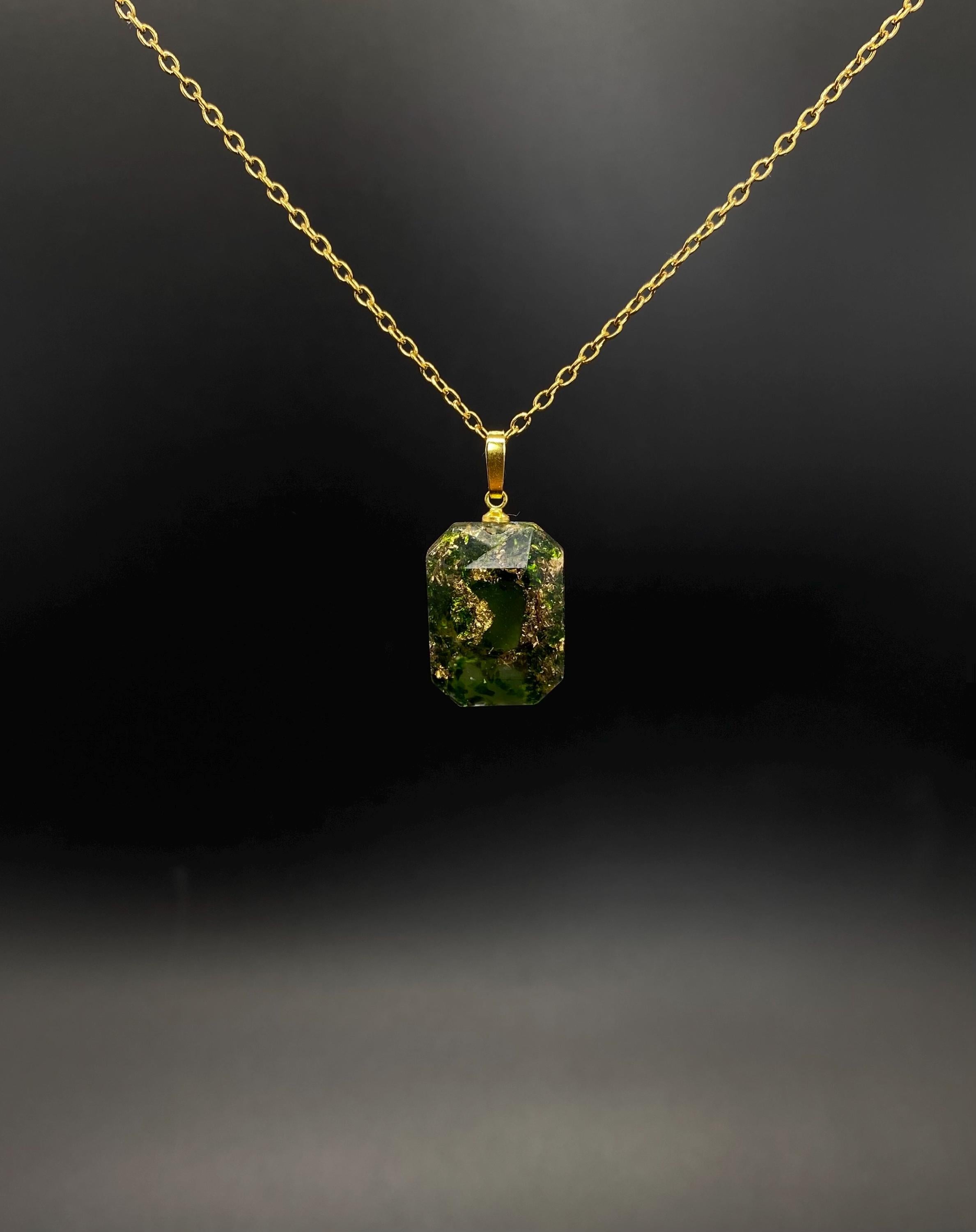 Smaragd Kettenanhänger | Edelstein Amulett mit Jade | Mit Metallen wie Blattgold und Bronzespänen | Orgonit Talisman | 20x15x5mm