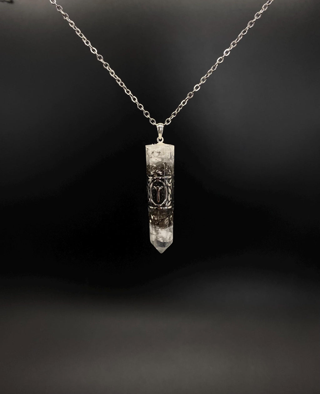 Nordisch Anhänger Schutzamulett | Runen Futhark Orgonit Amulett | Handgefertigter Mittelalter Schmuck aus Magnesit und Bergkristall