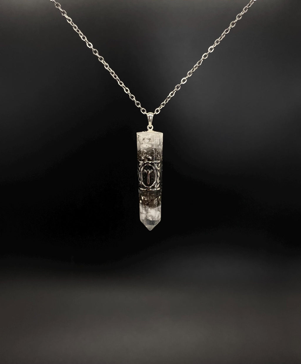 Nordisch Anhänger Schutzamulett | Runen Futhark Orgonit Amulett | Handgefertigter Mittelalter Schmuck aus Magnesit und Bergkristall