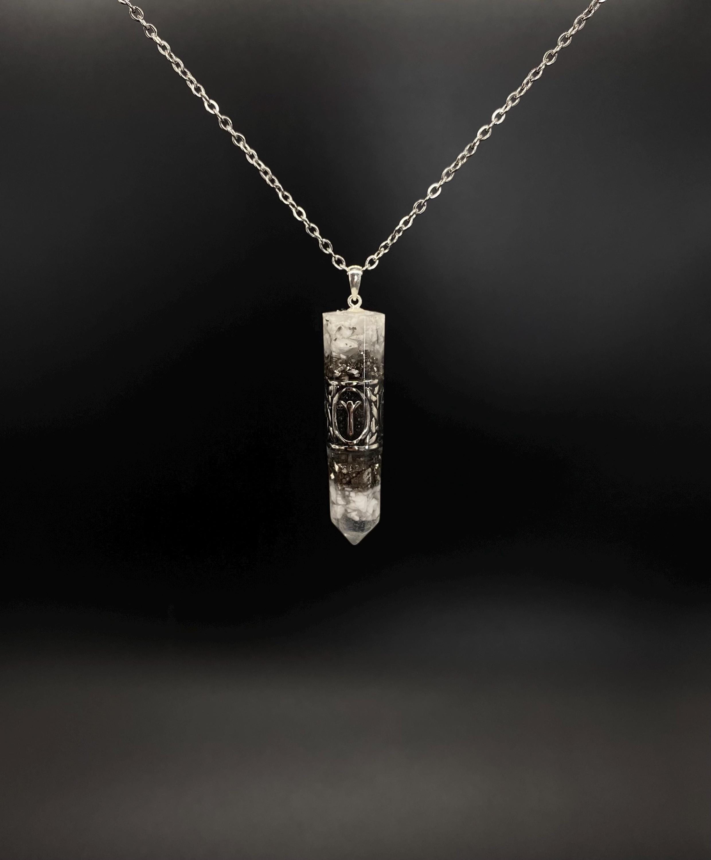 Nordisch Anhänger Schutzamulett | Runen Futhark Orgonit Amulett | Handgefertigter Mittelalter Schmuck aus Magnesit und Bergkristall