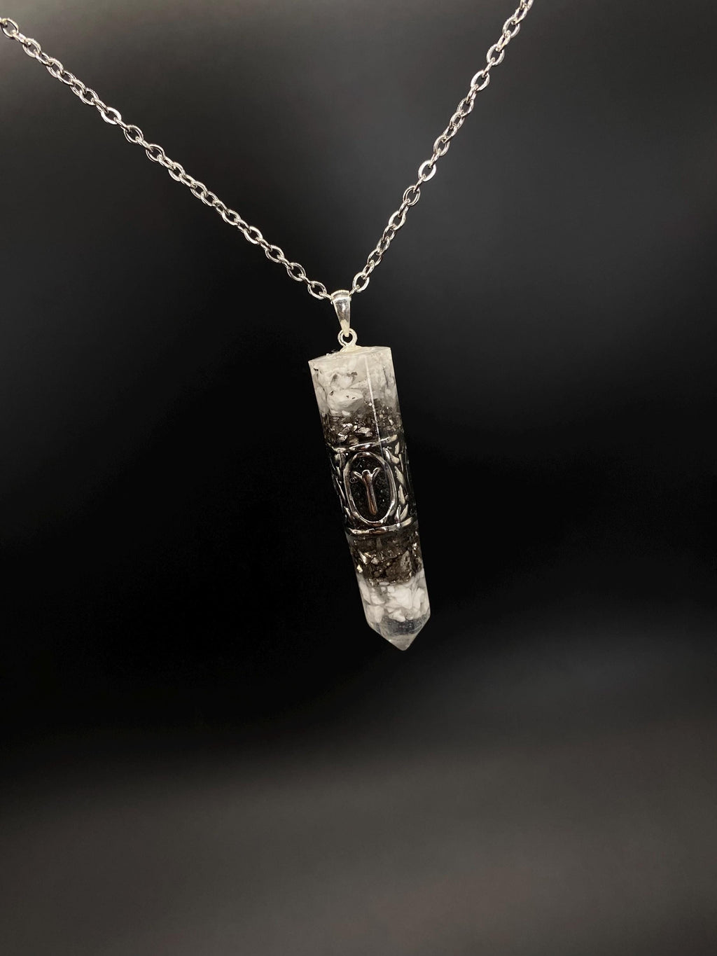 Nordisch Anhänger Schutzamulett | Runen Futhark Orgonit Amulett | Handgefertigter Mittelalter Schmuck aus Magnesit und Bergkristall