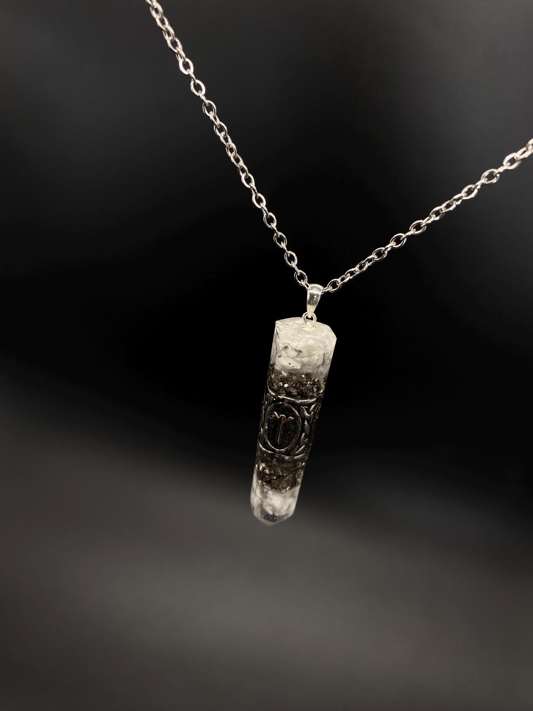 Nordisch Anhänger Schutzamulett | Runen Futhark Orgonit Amulett | Handgefertigter Mittelalter Schmuck aus Magnesit und Bergkristall