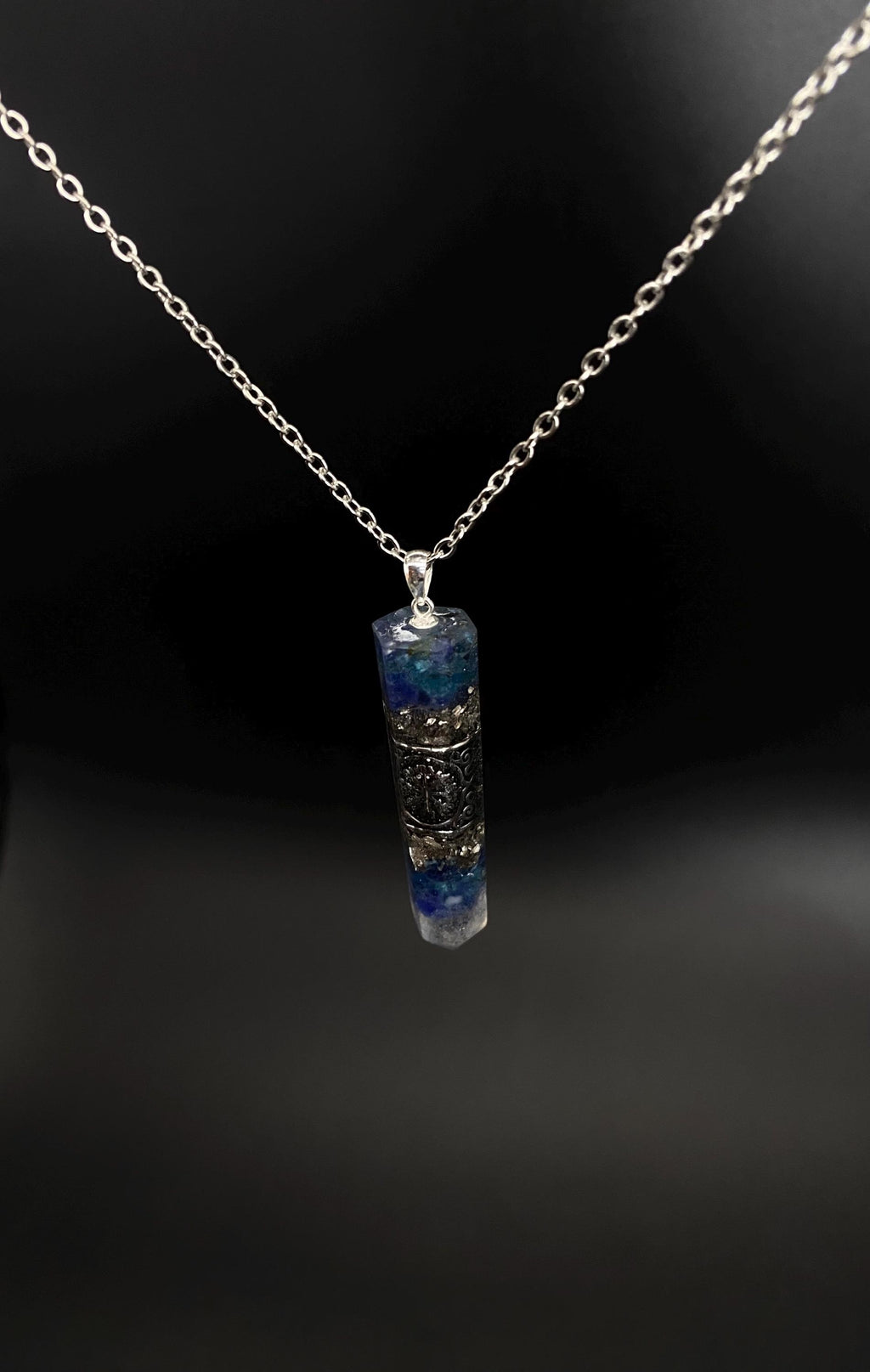 Vegvísir Runen Orgonit Amulett mit Sodalith, Apatit, Bergkristall & Silber für | Schutzamulett und Wikingerschmuck | Nordischer Schmuck