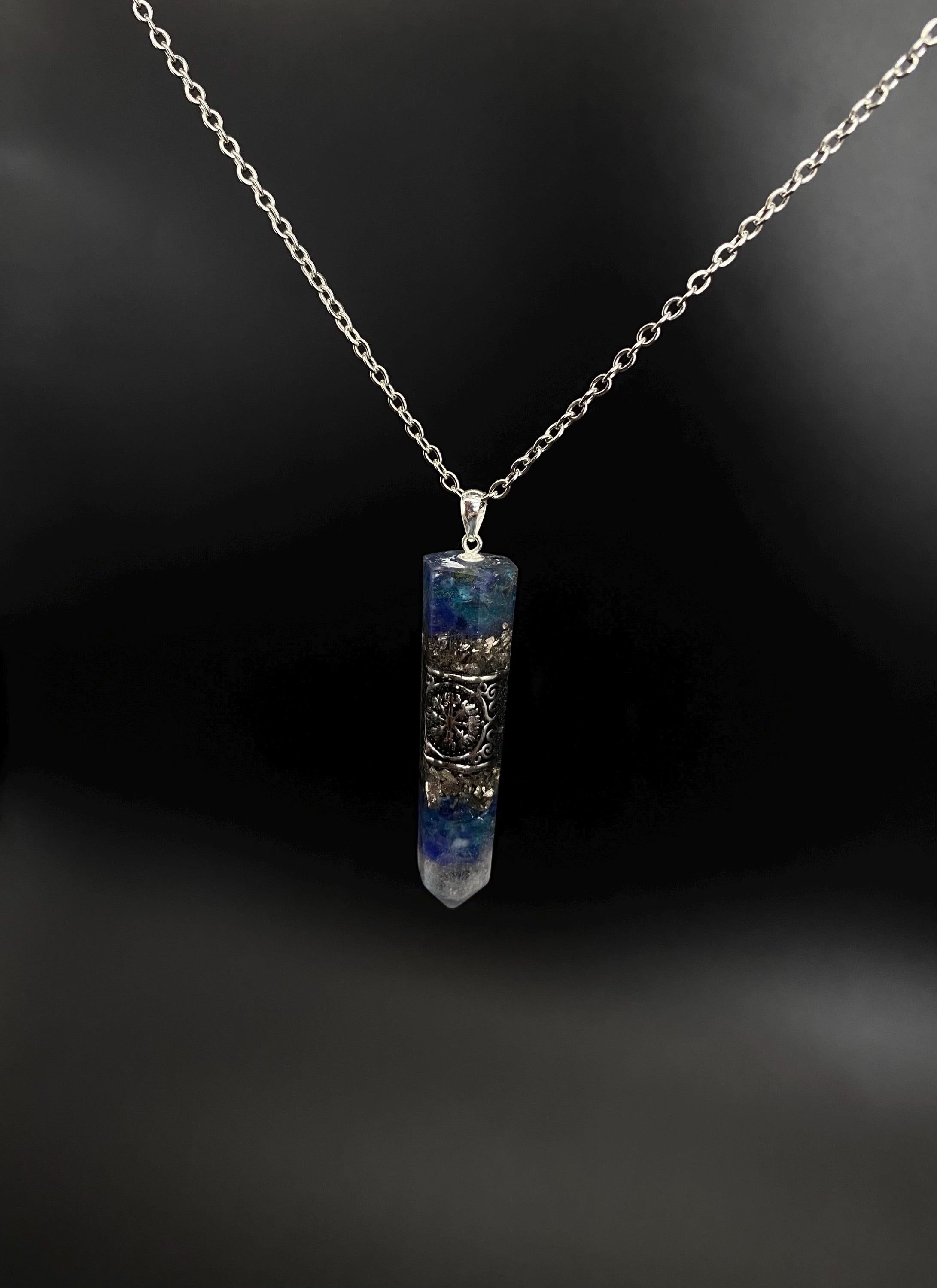 Vegvísir Runen Orgonit Amulett mit Sodalith, Apatit, Bergkristall & Silber für | Schutzamulett und Wikingerschmuck | Nordischer Schmuck