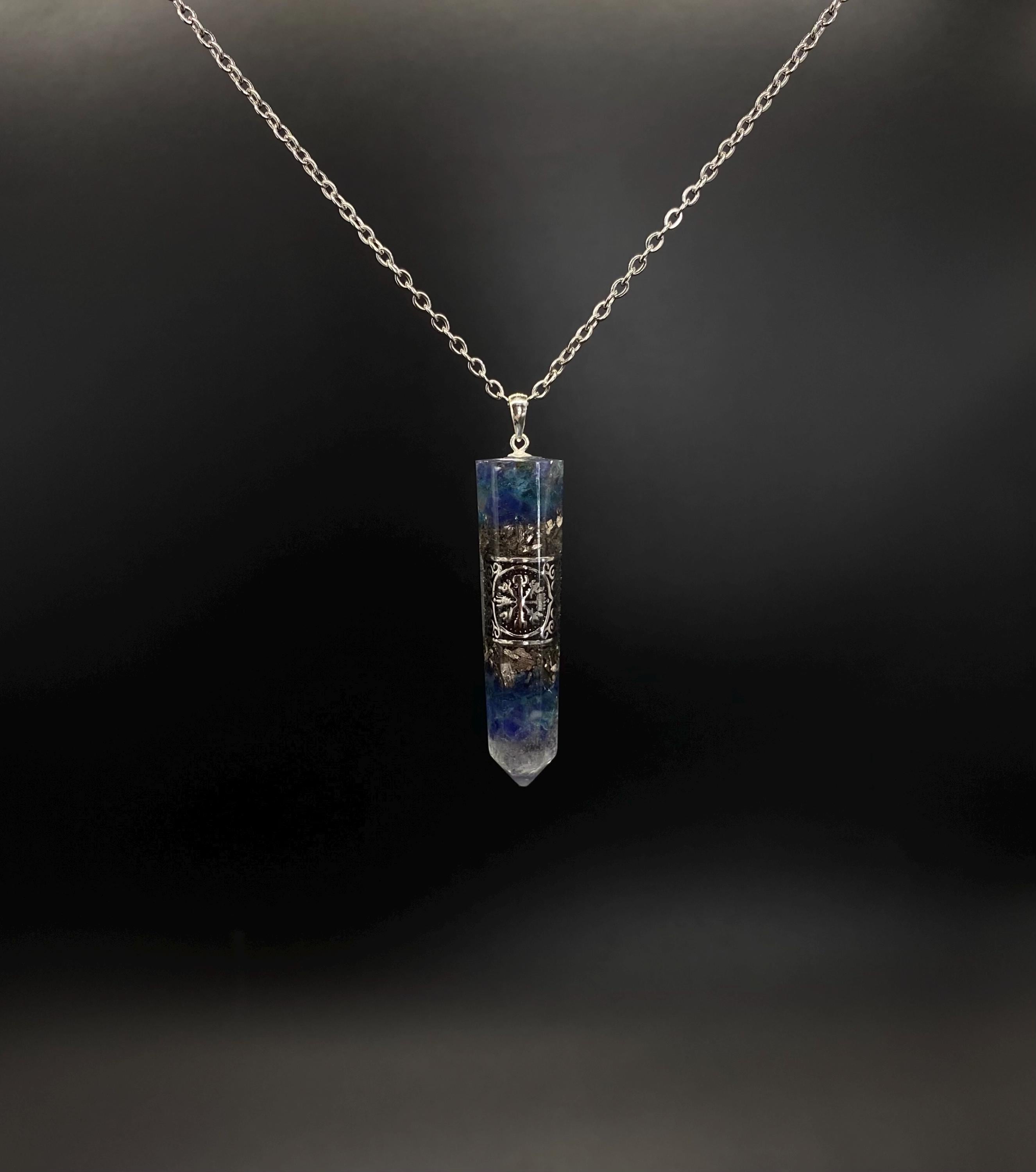 Vegvísir Runen Orgonit Amulett mit Sodalith, Apatit, Bergkristall & Silber für | Schutzamulett und Wikingerschmuck | Nordischer Schmuck