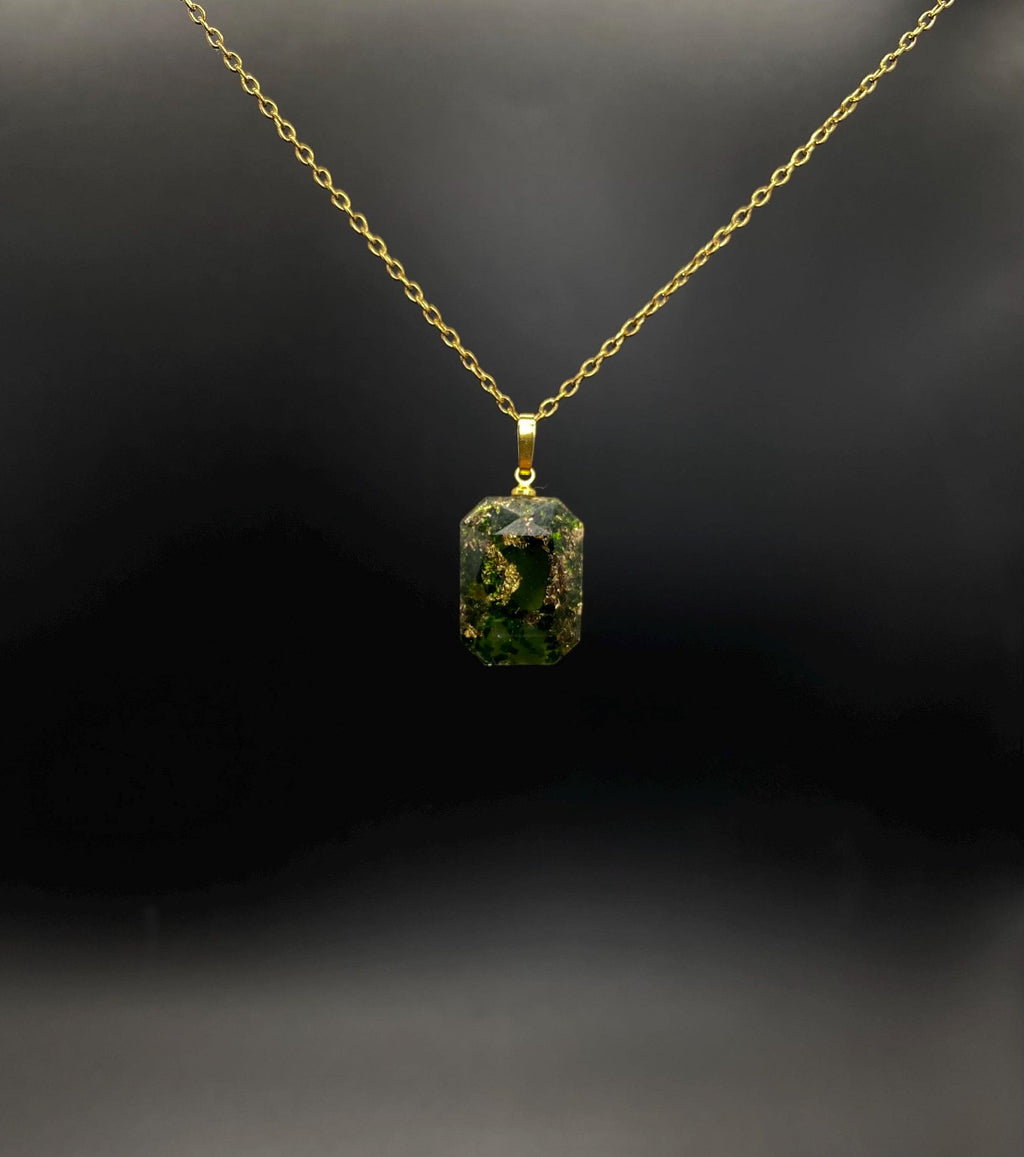 Smaragd Kettenanhänger | Edelstein Amulett mit Jade | Mit Metallen wie Blattgold und Bronzespänen | Orgonit Talisman | 20x15x5mm