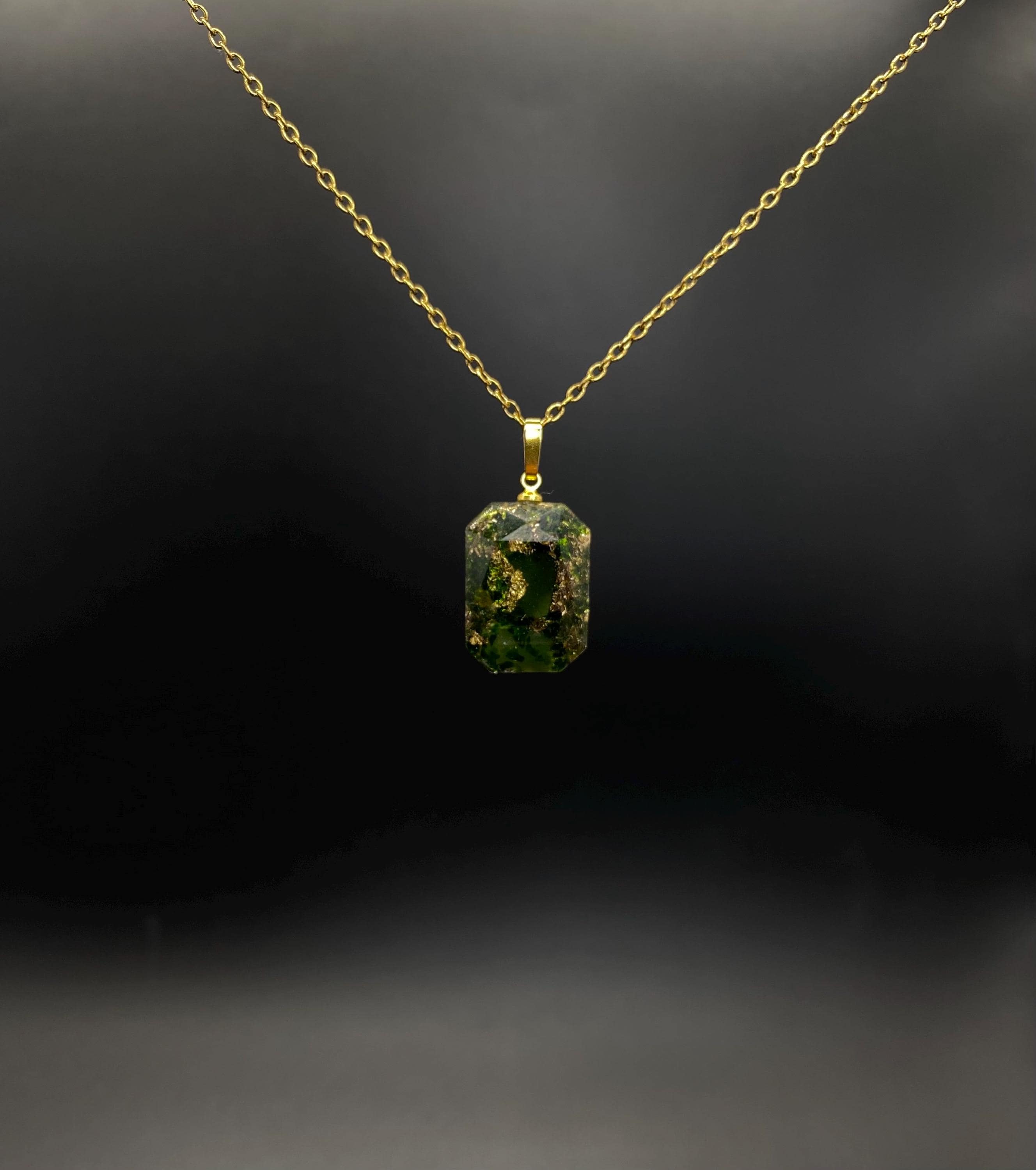 Smaragd Kettenanhänger | Edelstein Amulett mit Jade | Mit Metallen wie Blattgold und Bronzespänen | Orgonit Talisman | 20x15x5mm