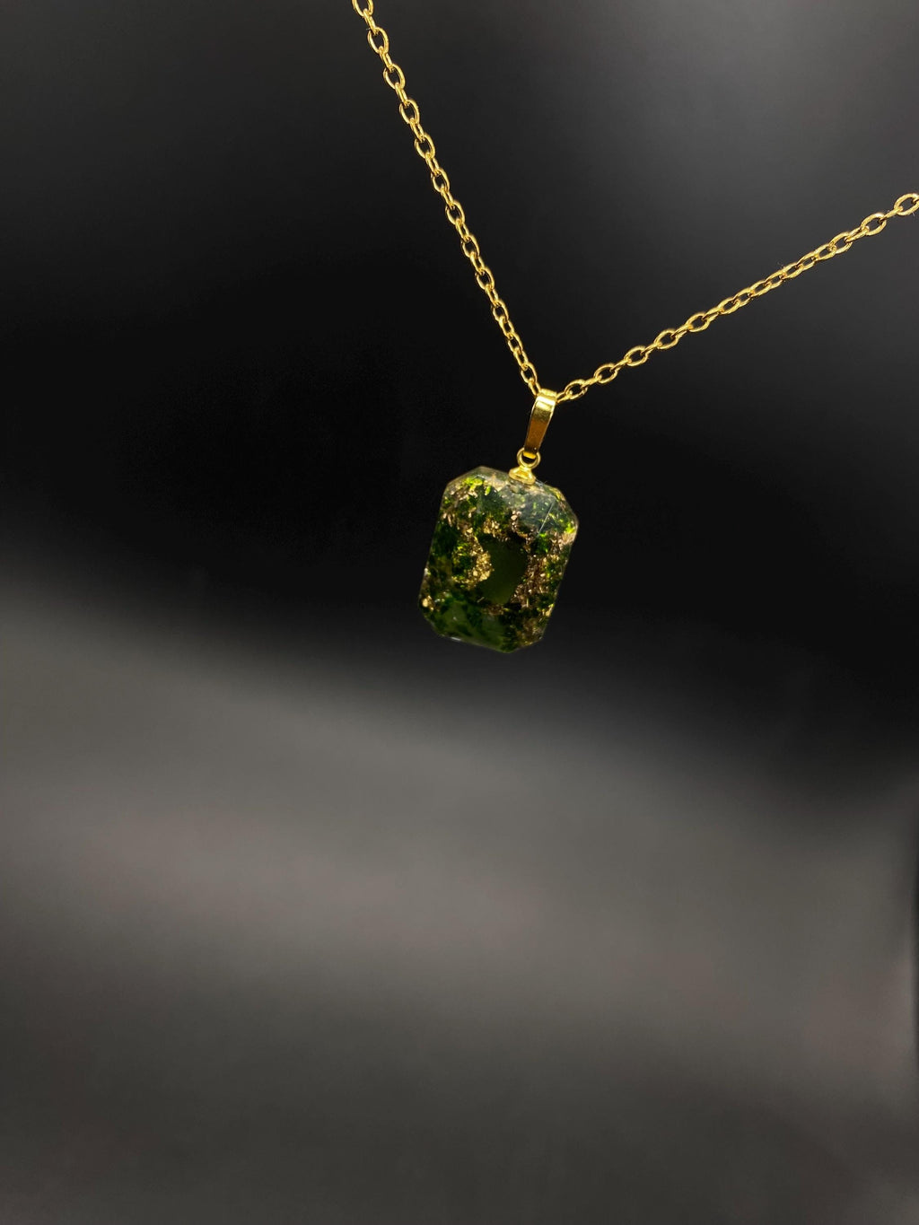 Smaragd Kettenanhänger | Edelstein Amulett mit Jade | Mit Metallen wie Blattgold und Bronzespänen | Orgonit Talisman | 20x15x5mm